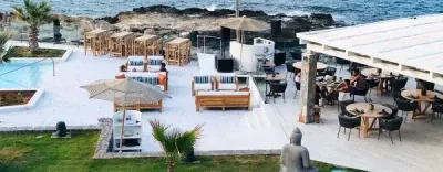 Abaton-Island-Poolbar