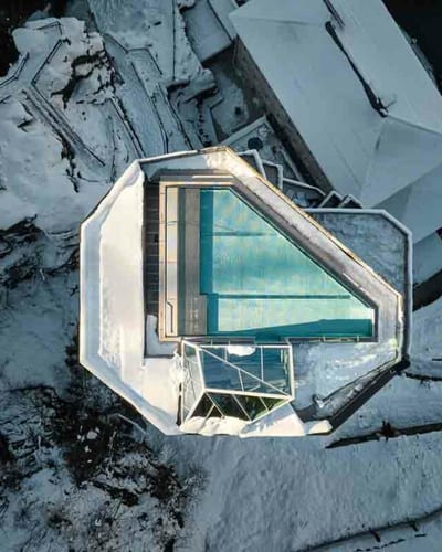 Badeschloss - Aussenansicht Turm Neubau von oben mit Pool Bild: Arne Nagel