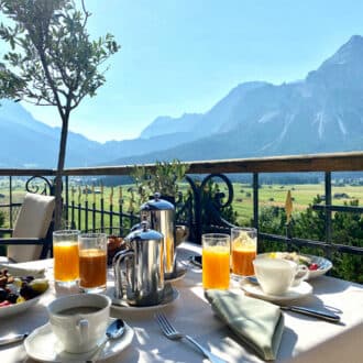 Frühstück mit Zugspitzpanorama, Hotel Post Lermoos Frühstück mit Zugspitzpanorama, Hotel Post LermoosFoto: © Andrea Fischer, Trips4Kids.de