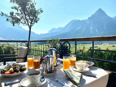 Frühstück mit Zugspitzpanorama, Hotel Post LermoosFoto: © Andrea Fischer, Trips4Kids.de