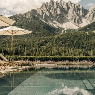 Leitlhof_Pool.Bild.bureaurabensteiner.slider Naturhotel Leitlhof - Pool mit Blick auf die Dolomiten