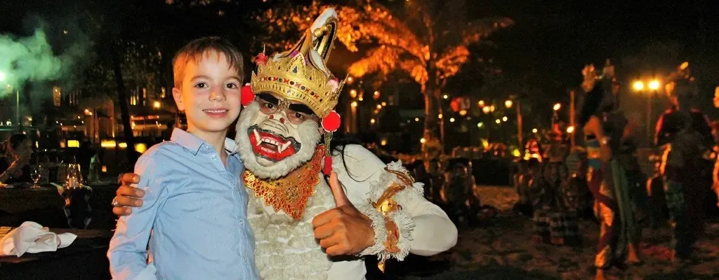 Zuerst Bali ganz laut und bunt und dann ganz, ganz leise… Wir haben die Kultur Balis hautnah erlebt! Silvester mal anders: Erst ein großes Fest mit Tanz und schaurig-schönen Masken und Figuren am Vorabend und dann Ruhe, Ausgangssperre und Dunkelheit: Ogoh-Ogoh-Fest und Silent Day im Luxus-Resort. The best place to stay on Nyepi …