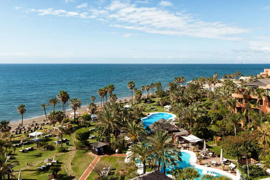 Inmitten eines wunderbaren, tropischen Garten liegt das Kempinski Hotel Bahia an der Costa del Sol. Der ideale Ort für Familien dem Winter zu entfliehen, denn die Anreise ist kurz, die Flüge günstig und man fühlt sich wie auf einem exotischen Eiland. Einfach herrlich!