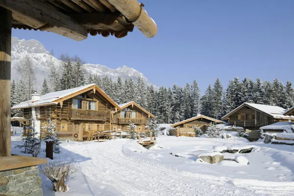 Bergdorf Priesteregg Dorfplatz- Huetten im Schnee