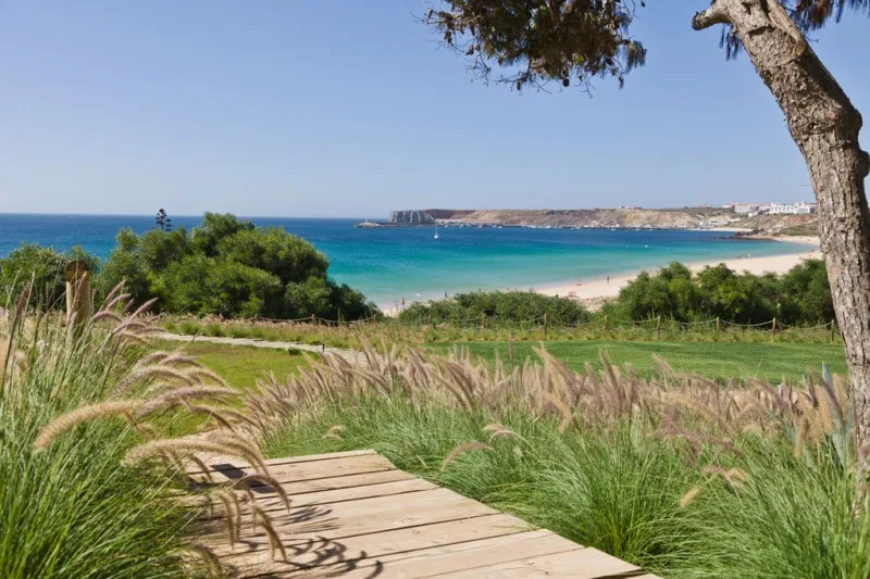 Am südlichsten Zipfel Europas, liegt Sagres und das Martinhal Beach Resort direkt am Strand. Kein Massentourismus, nur ein paar Cafés, Surfshops und ein atemberaubender Blick auf den Atlantik. Surfen, Wellenreiten, Schwimmen oder Chillen - einfach cool!