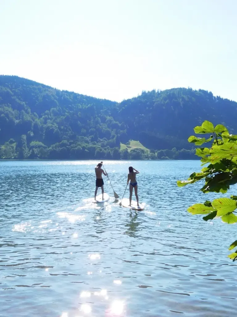 Der Ferienhof Gottenau im oberbayerischen Hundham vermietet außer Zimmern, Wohnungen und einer Almhütte auch zwei Stellplätze für Wohnwägen oder -mobile. Wer hier campt, darf alle Angebote mitbenutzen; Familienanschluss und Naturgenuss sind inklusive.
