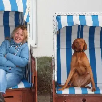 Gluecksburg_mit Hund_Strandkorb_Adrienne Friedlaender Gluecksburg_mit Hund_Strandkorb_Adrienne Friedlaender