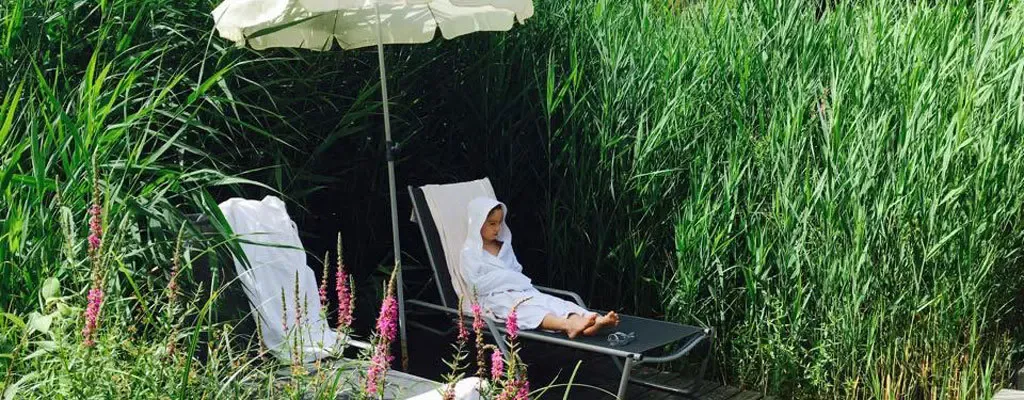 Kind_Liegestuhl am BadeteichHotel Kaiser_Scheffau_Tirol_©AndreaFischer_Trips4Kids