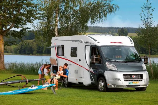 McRent_GlobeS_DelphingrauWeiss_Surfer2_Foto_PR_McRent