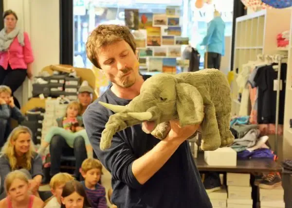 Oliver-Scherz mit Elefant Abuu ©MichaelKlagge
