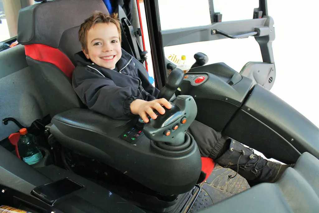 Pistenbully_Paul am Steuer_Foto_Andrea Fischer_Trips4Kids