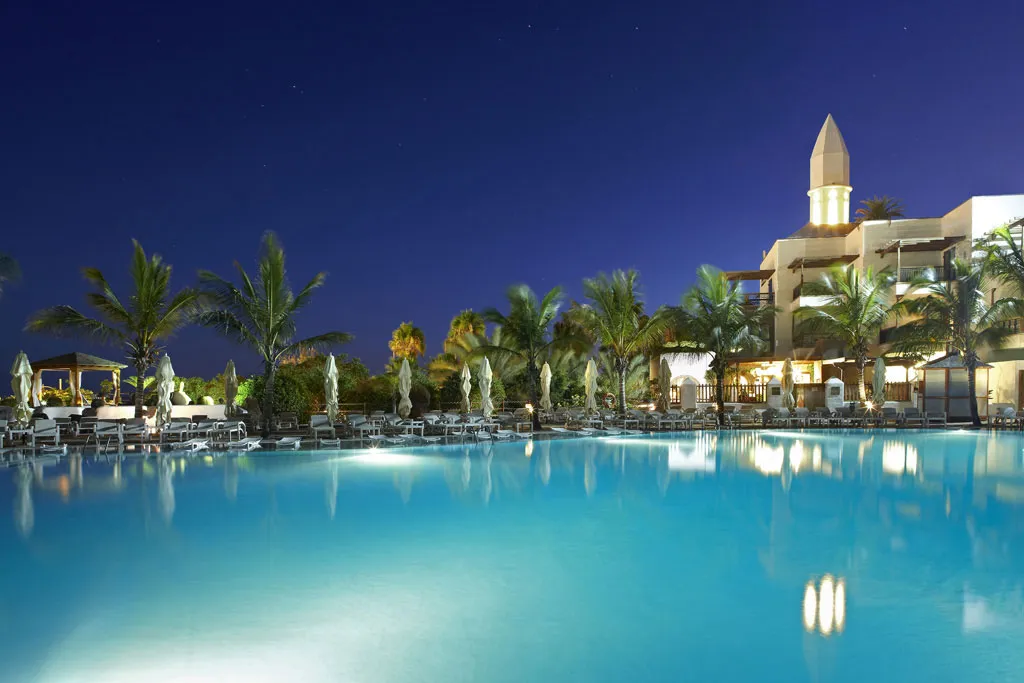 Die Kanareninsel bietet nicht nur das ganze Jahr Sonne satt, sondern auch weiße Strände, blitzblaues Wasser, ein kleines Fischerörtchen und ein Familienhotel de luxe. Wir waren im Princesa Yaiza Hotel an der Playa Blanca unterwegs und haben uns zwischen Lianen und einer Hängebrücke fast wie in Afrika gefühlt.