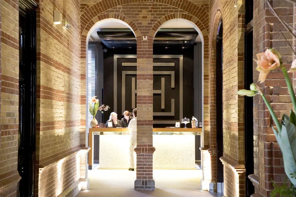 In einem ehrwürdigen Gebäude wohnen, das einmal eine Schule war, unter luftigen Decken schlummern, vor dem Kamin Kartenspielen oder bei Sonnenschein auf der Terrasse Erdbeerkuchen essen. Das The College ist ein wirklich ganz besonders Hotel in Amsterdam.