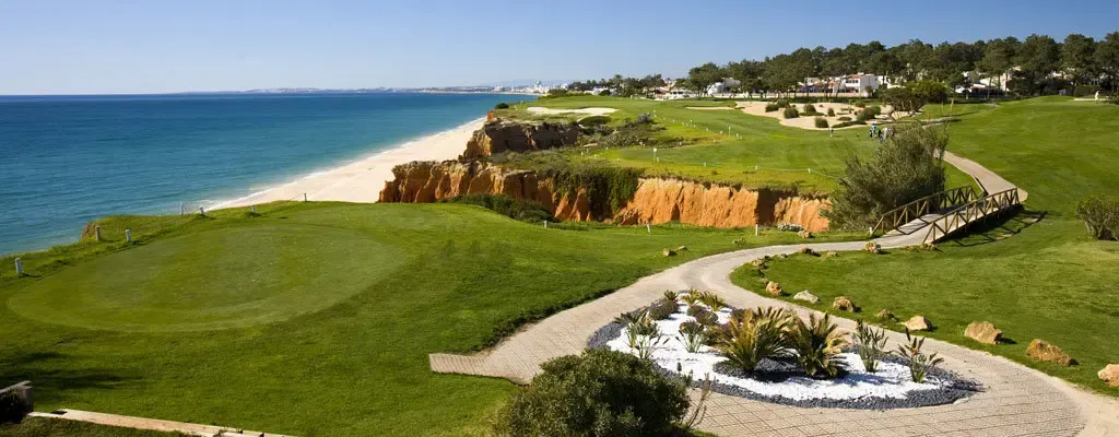 Dünen, coole Beach-Restaurants, top Golfplätze und ein kilometerlanger Sandstrand gibt es im Naturschutzgebiet Vale do Lobo. Dort auf einem Hügel, umgeben von vielen luxuriösen Ferienhäusern, versteckt sich hinter Palmen das wunderbare Familienhotel Ria Park.