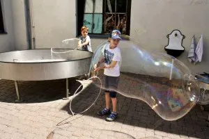 Riesenseifenblasen_Haus des Staunens_Pankratium_Kaernten_©AndreaFischer_Trips4Kids