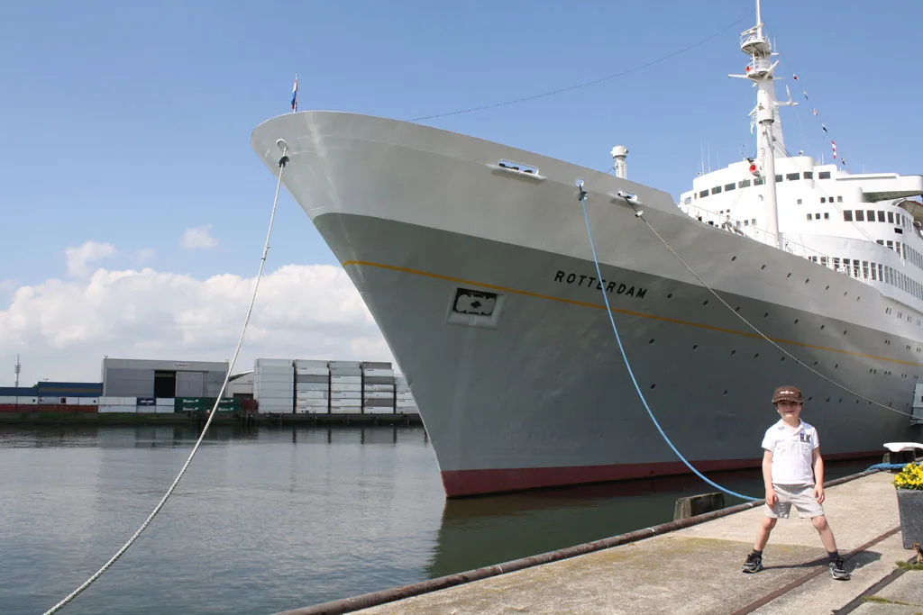 Perfekt für kleine Kapitäne ... Früher cruiste die SS Rotterdam zwischen Holland und Amerika. Heute liegt die Grande Dame neben dem Hafen im Viertel Katendrecht. Für uns als Familie Basis für eine wunderbares Wochenende in Rotterdam!