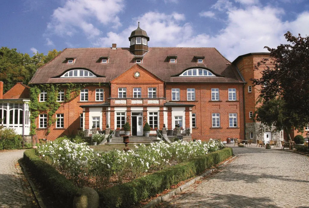 Das charmante Schloss Basthorst liegt im tiefen Mecklenburg-Vorpommern, umgeben von viel Wald, Wiesen und einem kleinem See. Dazu noch eine Tour auf einem Floss mit Biber-Watching und Mutprobe. Eine perfekte Landpartie mit Teenagern ...