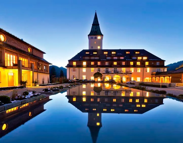 Berge, Baden, Bücher: Ein ganz besonderes Hotel und eine wunderbare Location in Bayern. Auf Schloss Elmau trafen sich 2015 die Mächtigen der Welt zum G7 Gipfel. Aber auch für Familien, Paare und Freundinnen sind VIPs hier und finden es einfach traumhaft schön ...