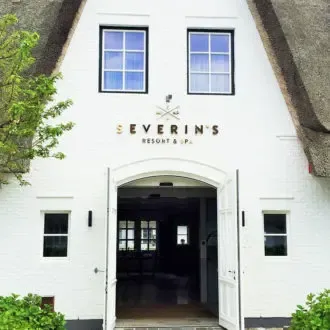 Severins_Sylt_Eingang_Front.Bild@SMH_Trips4kids.de_1 Severins_Sylt_Eingang_Front.Bild@SMH_Trips4kids.de_1