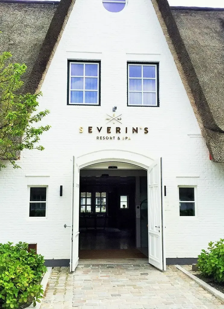 In Keitum, dem wohl schönsten Dorf auf der Insel Sylt, gibt es seit 2014 ein neues Resort & Spa Hotel: Das Severin*s. Das Reetdach-Ensemble bietet vom großen Pool bis zum Ferienprogramm mit Ponyreiten, Wattwanderung und Basteln alles, was Familien mit Kindern gefällt. Wer mehr Platz braucht, kann sogar ein halbes Haus mieten … Toll!