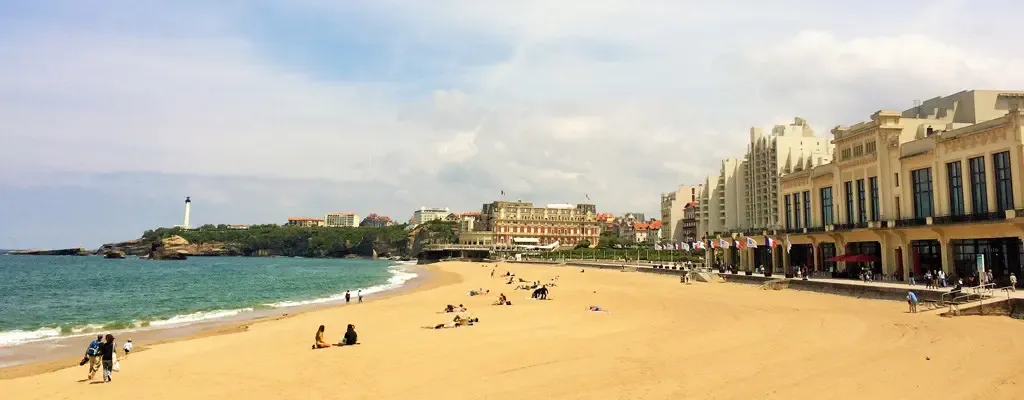 Prachtvolle Gebäude der Belle Epoque, schöne Strände und Mee(h)r… Biarritz hat viel zu bieten und zwar gerade für Familien: Vom Ozean-Museum über Surf-Kurse bis zum Schwimmbad mit Strand-Anschluss!