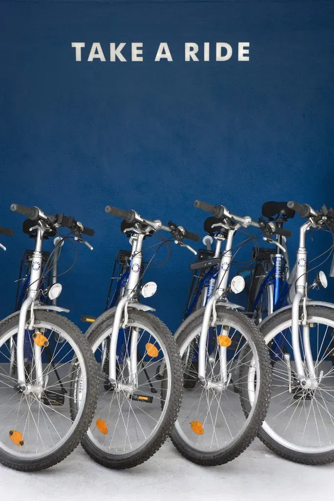 Wir haben in Salzburg einen super Tipp für Euch: Das Hotel & Villa Auersperg liegt zentral, aber ruhig, hat gemütliche und chice Zimmer und ein sagenhaftes Frühstücksbuffet. Tipps für Aktivitäten gibt es von der Besitzerfamilie mit drei Kindern obendrauf.