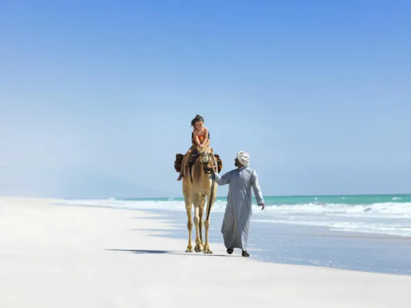 Oman Anantara Al Baleed Resort Salalah: Kamel reiten am Strand Bild: Anantara PR