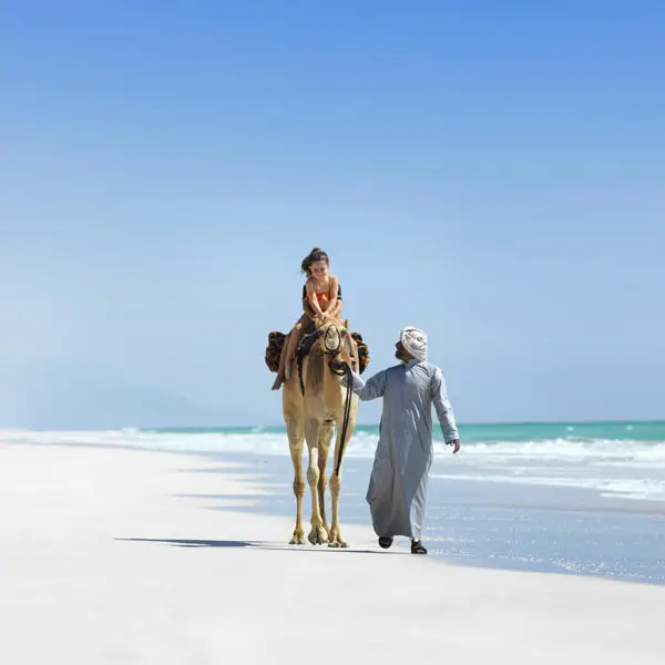 Oman Anantara Al Baleed Resort Salalah: Kamel reiten am Strand Bild: Anantara PR