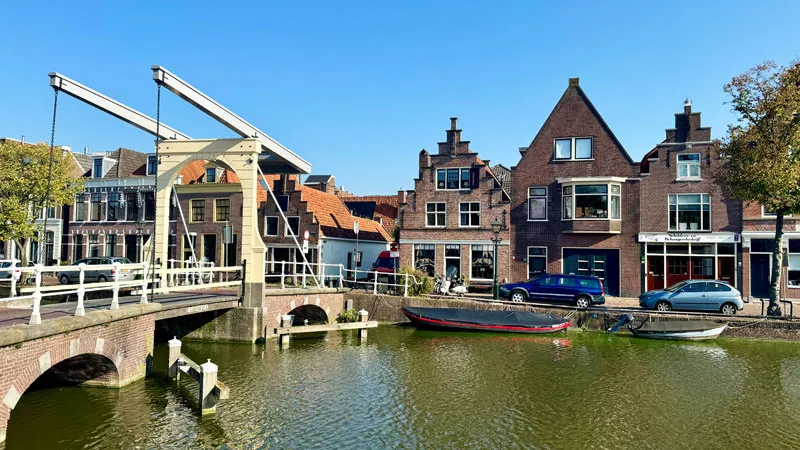 Akmaar-Haeuser-und-Zugbruecke Akmaar-Haeuser-und-Zugbruecke Foto: © Andrea Fischer Trips4Kids.de