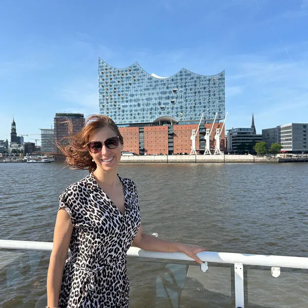 Aline-mit-Elphi-Hafenrundfahrt_Rederei_Abicht Foto: © Aline Scheuböck Trips4Kids.de