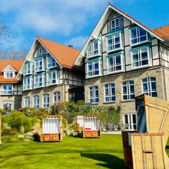 Alter Meierhof Ansicht mit Strandkörben Alter Meierhof Ansicht mit Strandkörben Foto: © Andrea Fischer, Trips4me.de