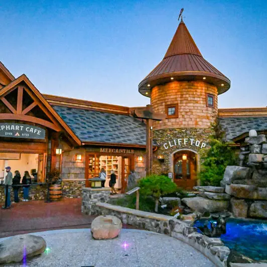 Anakeesta Freizeitpark Tennessee - Evening in black bear village Bild: Anakeesta PR