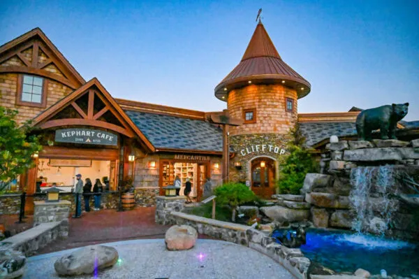 Anakeesta Freizeitpark Tennessee - Evening in black bear village Bild: Anakeesta PR