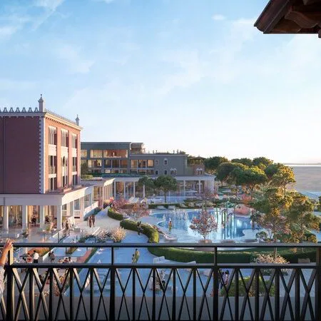 Ansicht-auf-die-Hotelanlage-Cavallino-Bianco-Caorle-Venezia