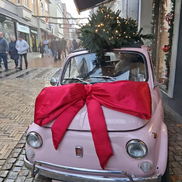 Apenrade - Auto mit Schleife Bild: Nadine Sorgenfrei