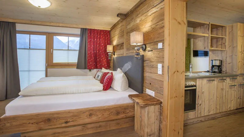 Naturdorf Oberkuehnreit - Appartement Adlerhorst mit Doppelbett und offener Kueche Bild: Photoart Faistauer