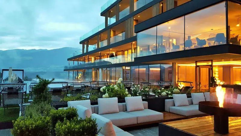 Ganz neu und nicht wiederzuerkennen: Das Resort Winkler in Stefansdorf, St. Lorenzen hat wieder eröffnet! Riesige Glasfronten holen die Natur des Pustertales ins Haus und das Design begeistert uns ...