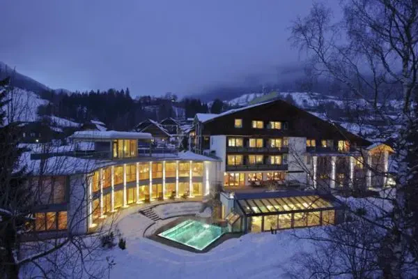 aussenansicht_des_eschenhof_winter_bei_nacht_hotel_eschenhof-bildhotel-eschenhof-pr-1