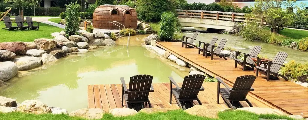 Außen bayerisch rustikal, innen chices Design. Dazu noch das neue MIZU Onsen Spa für die Erwachsenen und ein eigenes Familyspa für die Kids - fertig ist eine wunderbare Mischung für die ganze Familie. Wir haben im Bachmair-Weissach Hotel eingecheckt und sind vollauf begeistert.