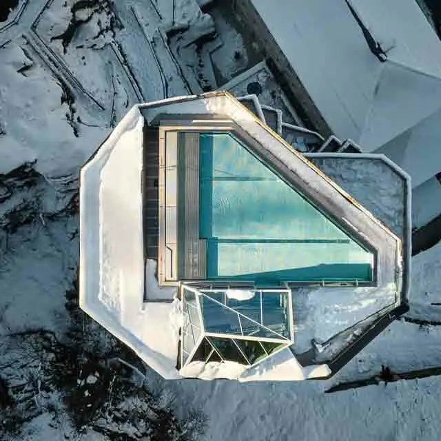Badeschloss - Aussenansicht Turm Neubau von oben mit Pool Bild: Arne Nagel