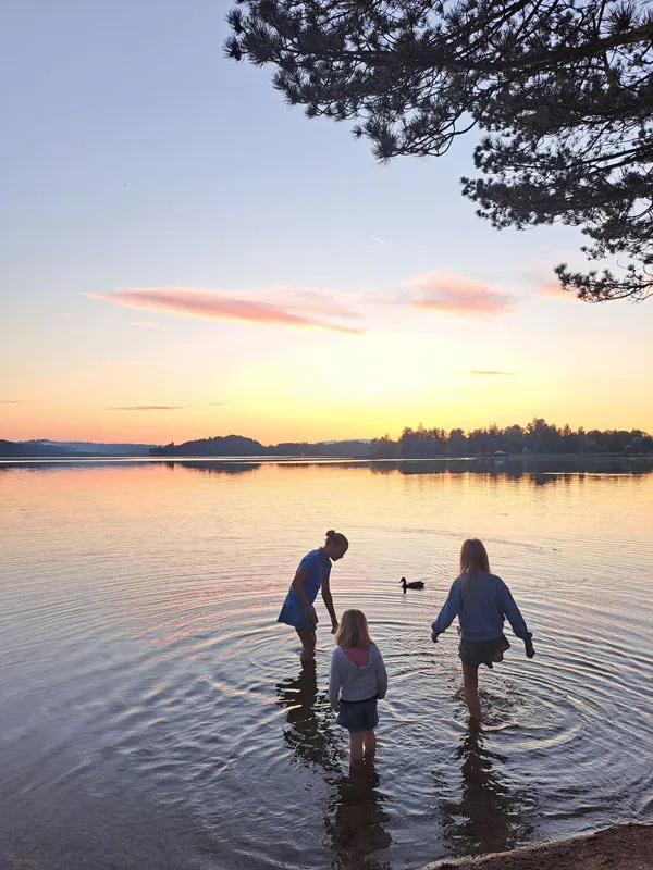 Balauses_Land_Daemmerung.Bild.Blaues-Land-Tourismus.1. Blaues Land Oberbayern - Kinder im See Bild: Blaues Land Tourismus PR