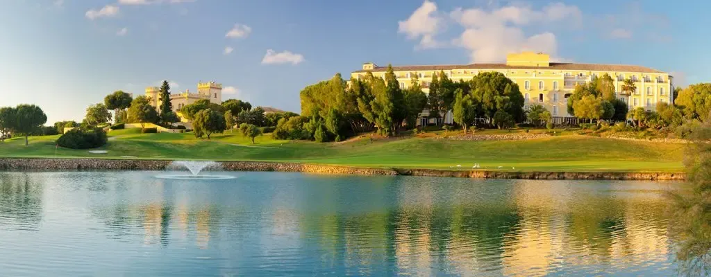 Das Luxushotel Montecastillo ist ein absoluter Traum in Andalusien. Das Resort mit Schloss aus dem 19. Jahrhundert liegt in fantastischer Natur am Stadtrand von Jerez de la Frontera ... Hier sind alle rundum entspannt. Während Papa Golf spielt und Mama im Spa abtaucht, haben die Kinder ein tolles Programm, das nicht nur happy macht, sondern auch bildet ....  