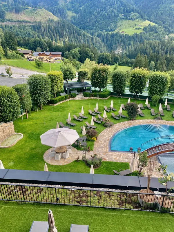 Berghof_Ansicht_von_oben.Bild.T4K.2 Hotel Berghof St. Johann - Blick aus dem Zimmer auf Pool und Berge Bild: Trips4kids.de