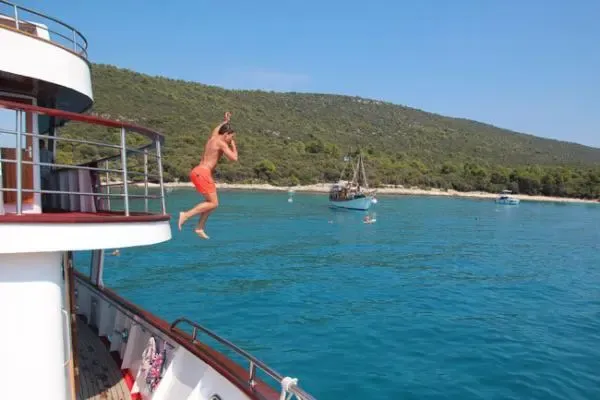 Blaue-Reise_Sprung©A.Friedlaender.8 Sprung ins Meer - Blaue Reise Kroatien