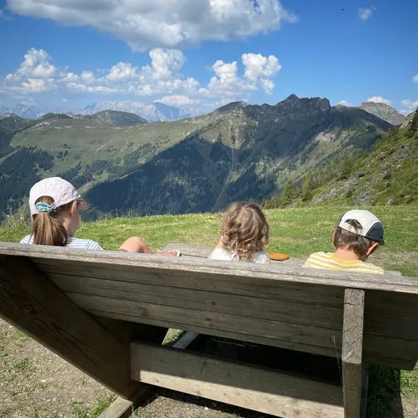 Blick-auf-die-Berge Bergparadies Dorfgastein - Kids mit Blick auf die Berge Bild: Sarah Spang