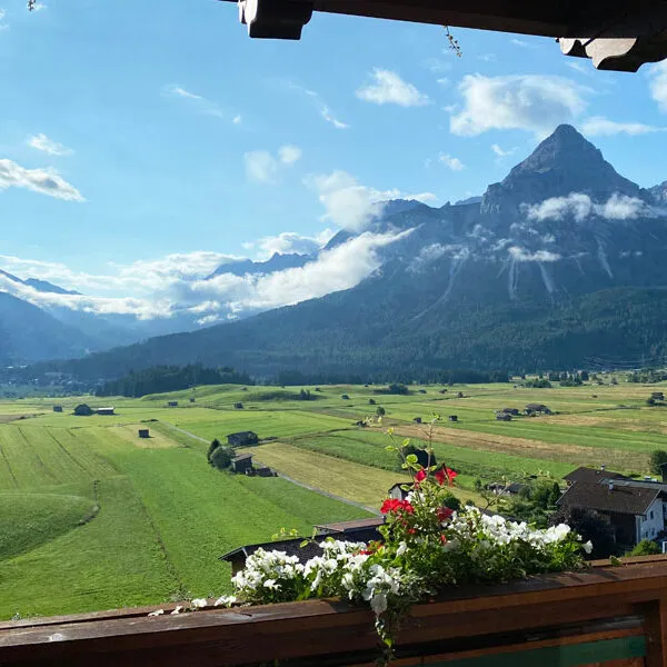 Blick-Zugspitzarena-vom-Fenster-Hotel-Post-Lermoos Foto: © Andrea Fischer, Trips4Kids.de