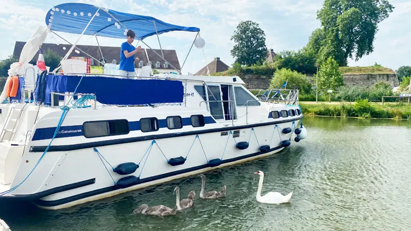 Hausboot-Port-Royal-Schwaene Hausboot von Les Canalous-Port-Royal-Schwäne füttern Foto: © Andrea Fischer, Trips4Kids.de