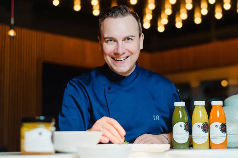 Sternekoch Tim Raue steigt mit der neuen Chef's Delight Linie ins Online Geschäft ein. Leicht, lecker und gesundes Essen auf Spitzenniveau kann jetzt auch ganz bequem nach Hause bestellt werden. Mit uns sprach Tim Raue über Clean Eating, warum er selbst mal eine Delight Woche einlegt und was ihm bei der Entwicklung der Gerichte wichtig war.