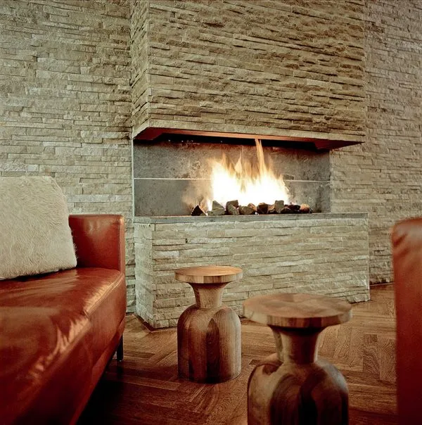 hotel_cortiina_kamin_Bild.CortiinaHotelPR Hotel Cortiina München - Kaminfeuer