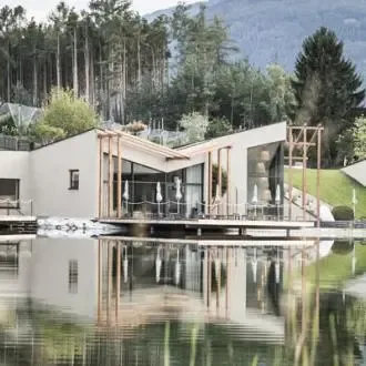 Der_Seehof_outdoor.Bild.Seehof-Nature-Retreat;-Photography-by-Tiberio-Sorvillo.slider Der Seehof Nature Retreat - Outdooranlage mit Garten und See